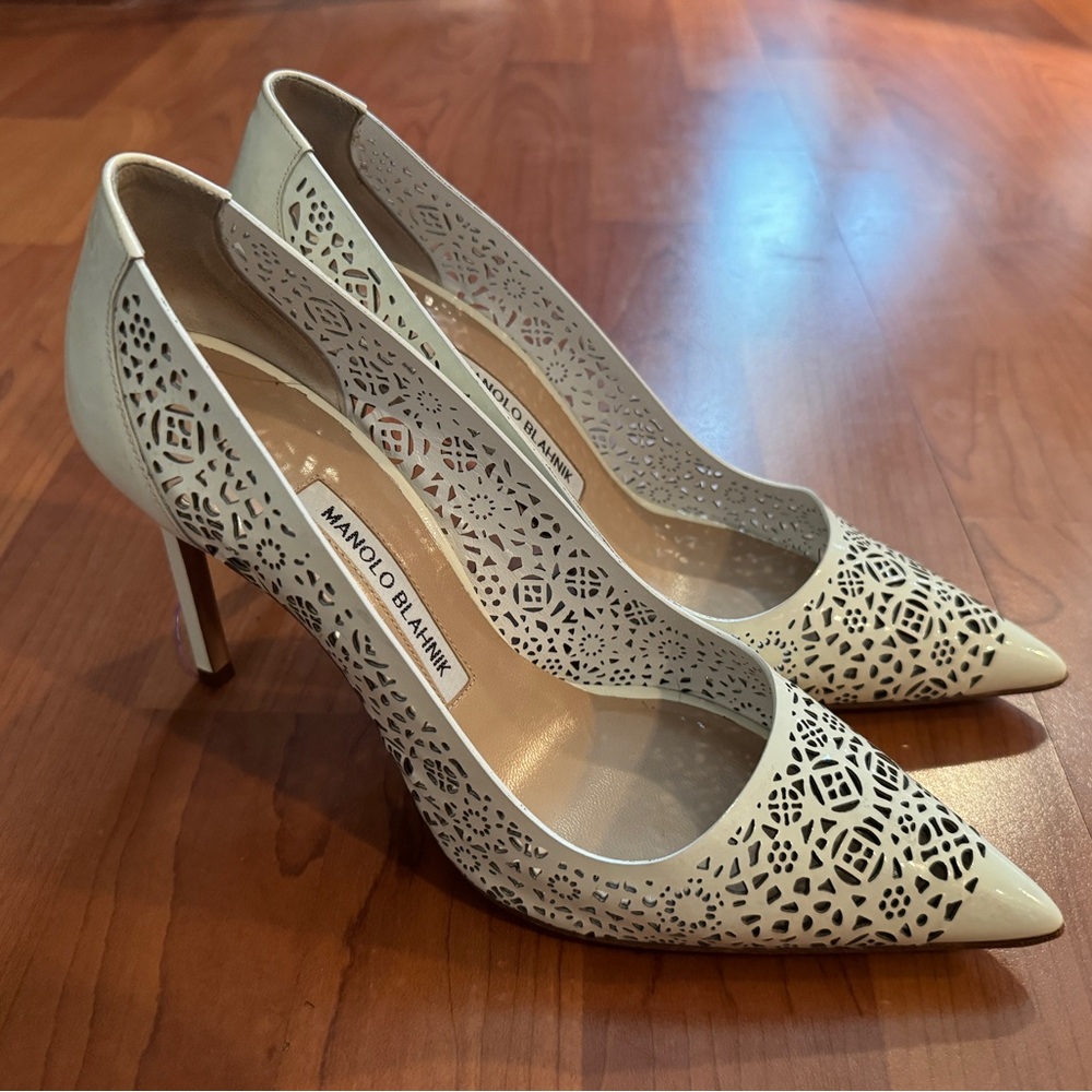 Manolo Blahnik
BB Laser-Cut Leather Pump, White, 38.5